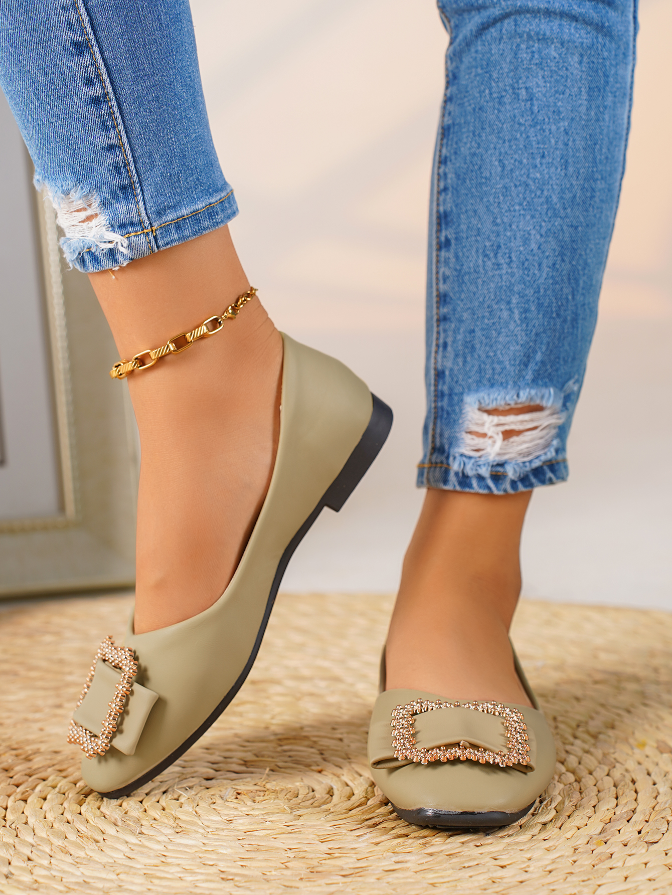 Women's Flat Sandals with Chic Design - Perfect for Everyday Wear
