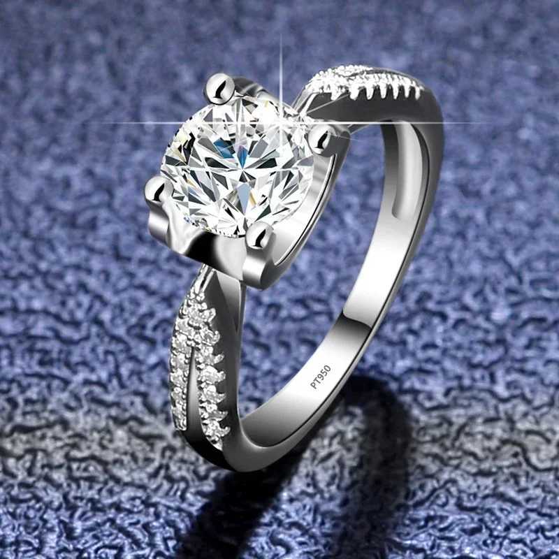 Luxury PT950 Platinum Ring Womens Wedding Band Exquisite Jewelry Round VVS 1 Carat Moissanite Diamond Ring High End Accessories W240925