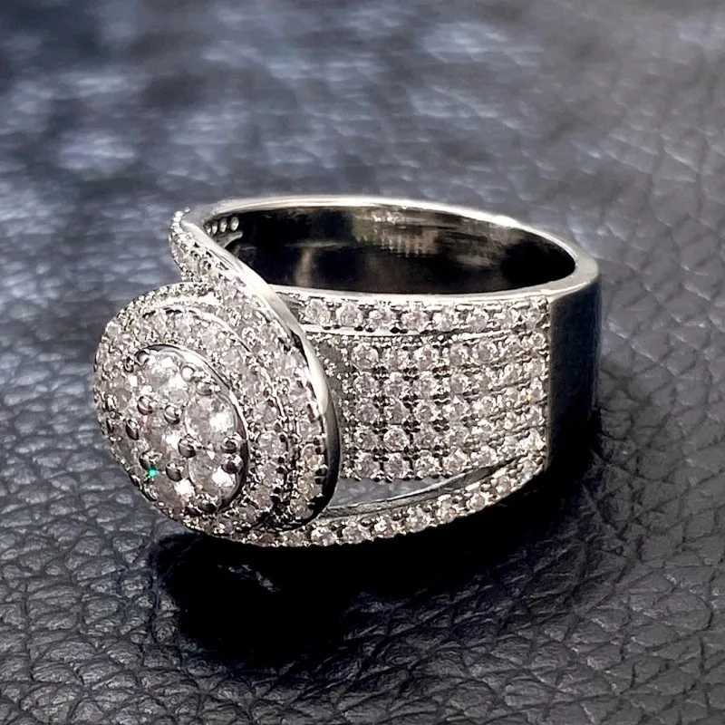 Huitans gorgeous womens engagement ring modern and fashionable design sparkling cubic zirconia womens ring party new jewelry W240925