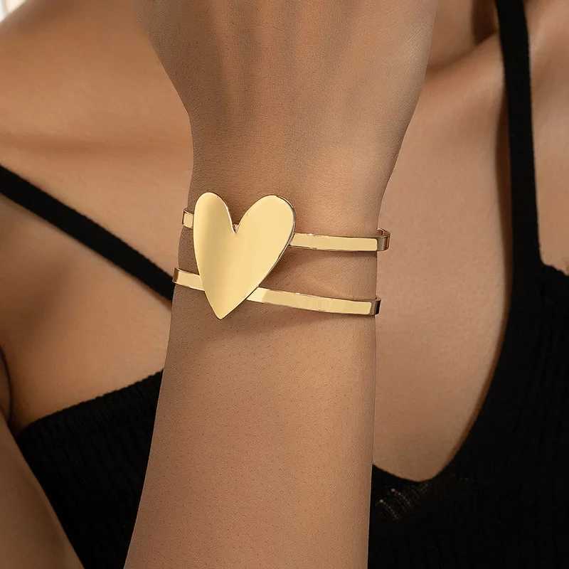 1 Simple and Versatile Niche Exaggerated High-end Cool Style Open Heart BraceletX240925