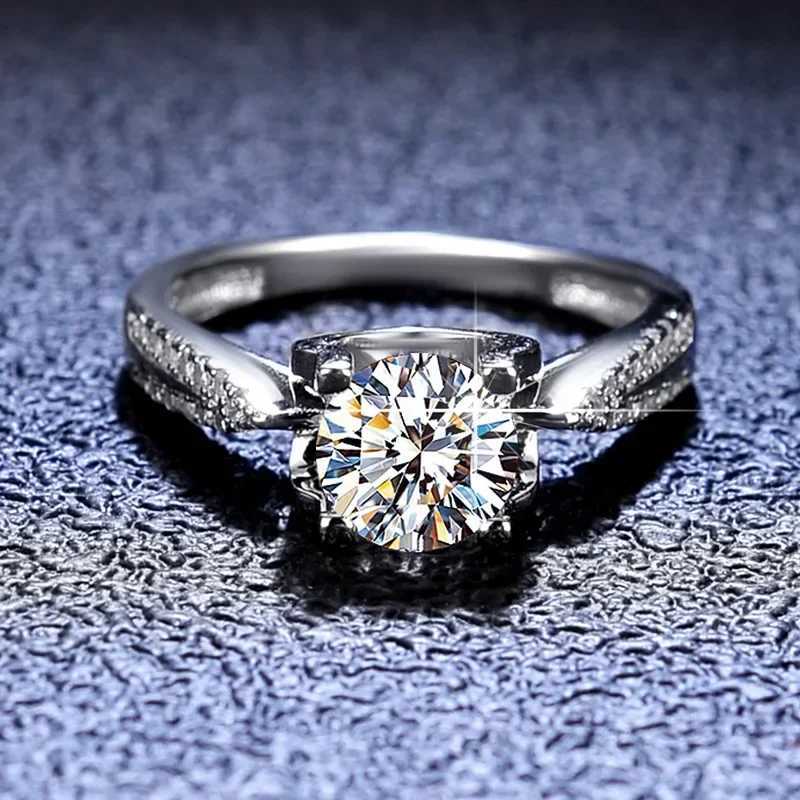 Luxury PT950 Platinum Ring Womens Wedding Band Exquisite Jewelry Round VVS 1 Carat Moissanite Diamond Ring High End Accessories W240925