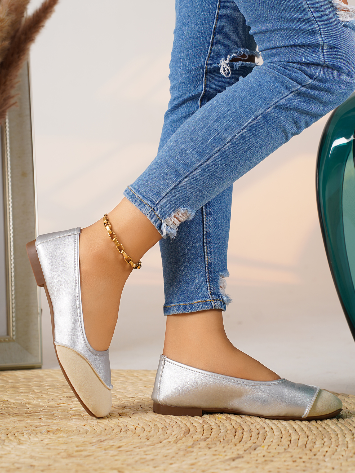 Elegant Ladies' Flat Sneakers - Versatile Design for Any Occasion