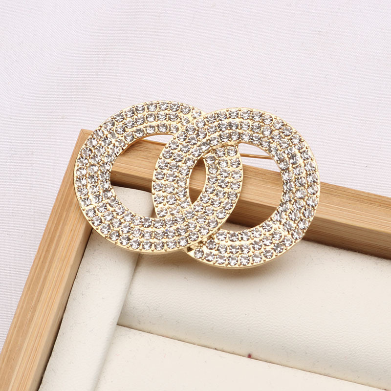 Luxury Designer Pins Brooches Pearl Crystal Rhinestone 18K Gold Plated Womens Letter Brooch Pins Sweater Suit Brought Clothing Jewelry Accessories