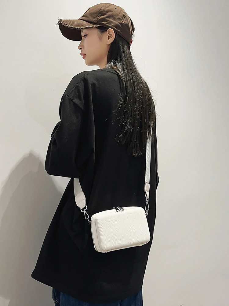 2024 Spring Mens Bag Fiable and Simple Crossbody Bag Trendy and Persalized Shoulder Bag Couple Style Unisex Z240924