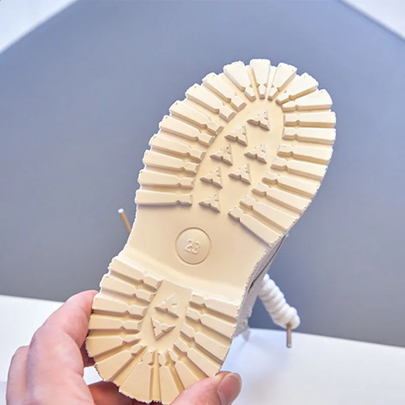 Baby boots for boys and girls autumn winter leather childrens fashionable snowshoes toddlers 240925