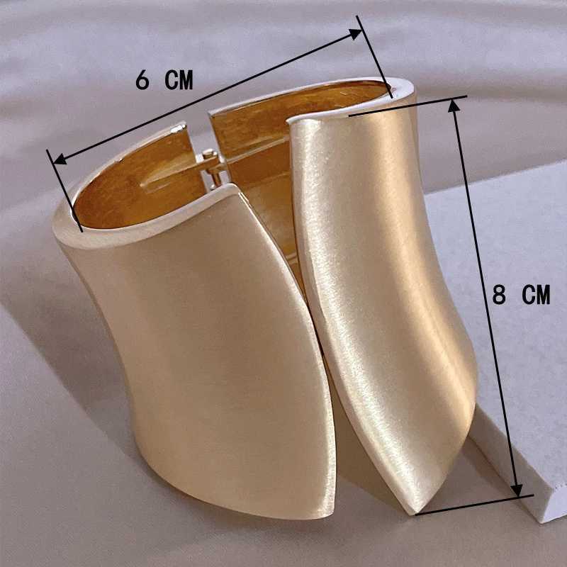 Exaggerated Chunky Heavy Metal Bracelet Bangle for Women Punk Goth Irregular Wide Gold Color Open Bracelet Party Jewelry BijouxX240925