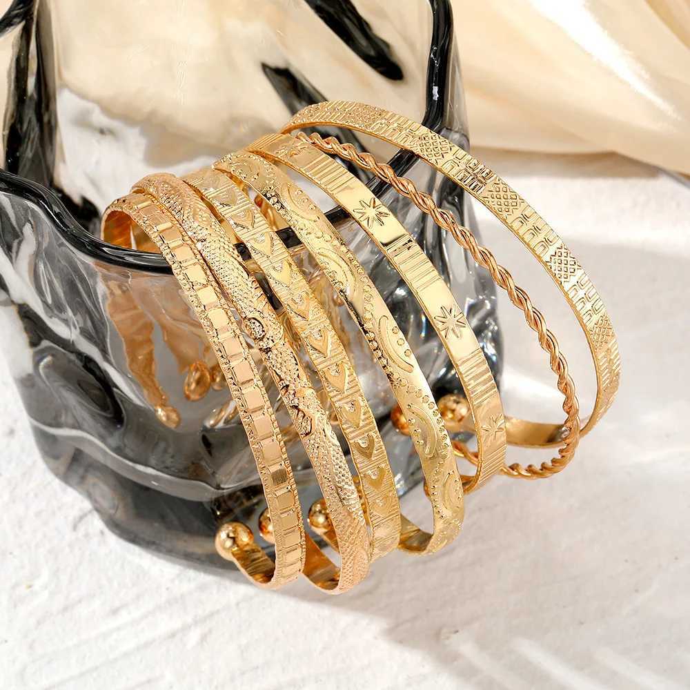 Vintage Gold Color Metal Bangle for Women Star Heart Geometric Relief Pattern Opening Bracelet Fashion Jewelry Gift 2024X240925