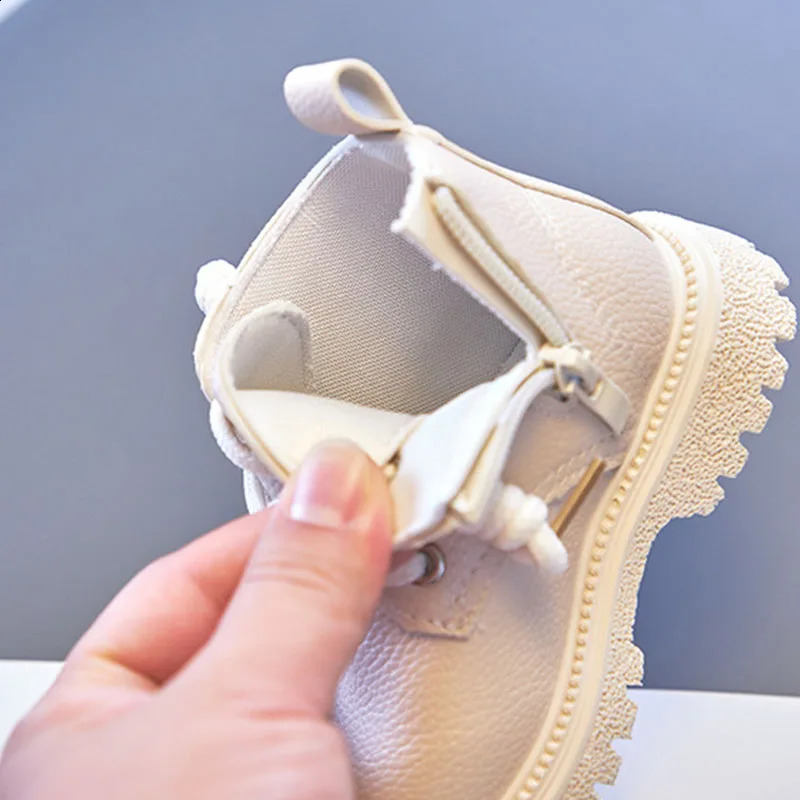 Baby boots for boys and girls autumn winter leather childrens fashionable snowshoes toddlers 240925