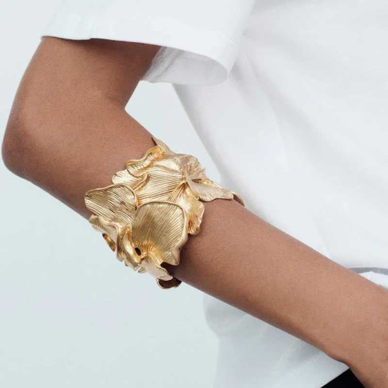Exaggerated Vintage Metal Hollow Leaves Open Bracelets Bangle For Women Hip-hop Punk Jewelry Party AccessoryX240925