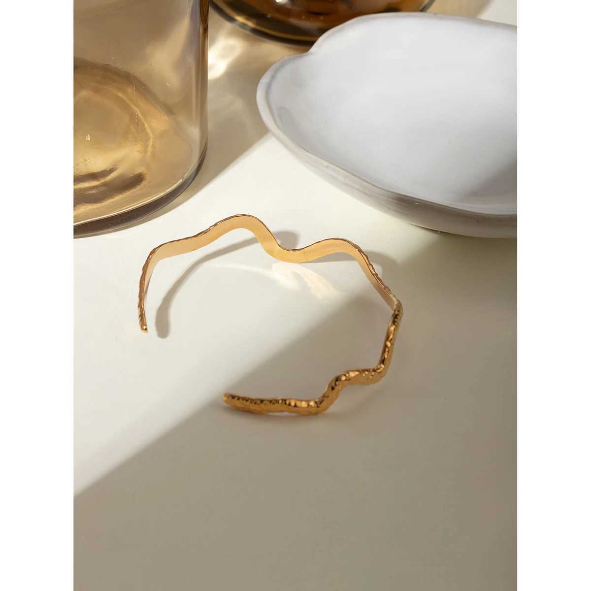 Beach Summer 18K PVD Plated Stainless Steel Minimalist Wavy Hammer Grain Open Bracelet Bangle Rust Proof Attractive JewelryX240925