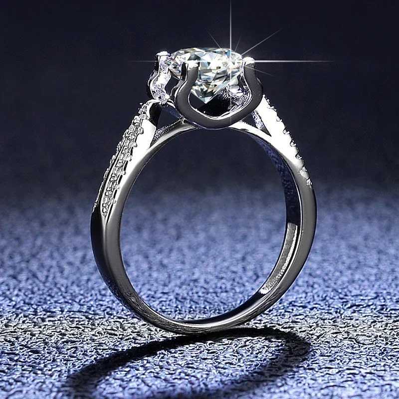 Luxury PT950 Platinum Ring Womens Wedding Band Exquisite Jewelry Round VVS 1 Carat Moissanite Diamond Ring High End Accessories W240925