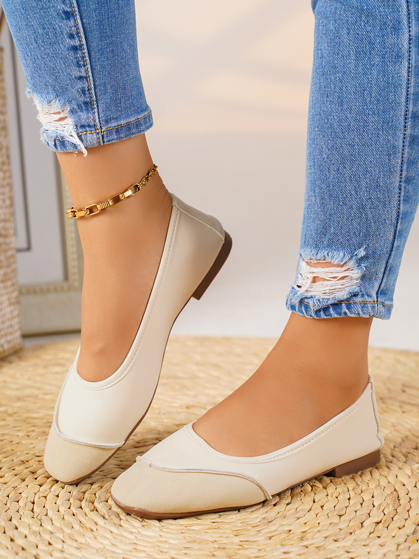 Elegant Ladies' Flat Sneakers - Versatile Design for Any Occasion