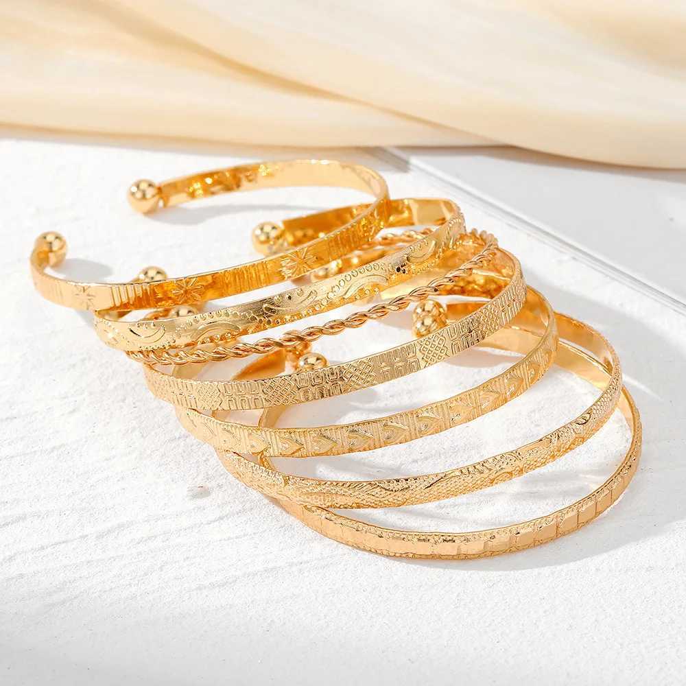 Vintage Gold Color Metal Bangle for Women Star Heart Geometric Relief Pattern Opening Bracelet Fashion Jewelry Gift 2024X240925