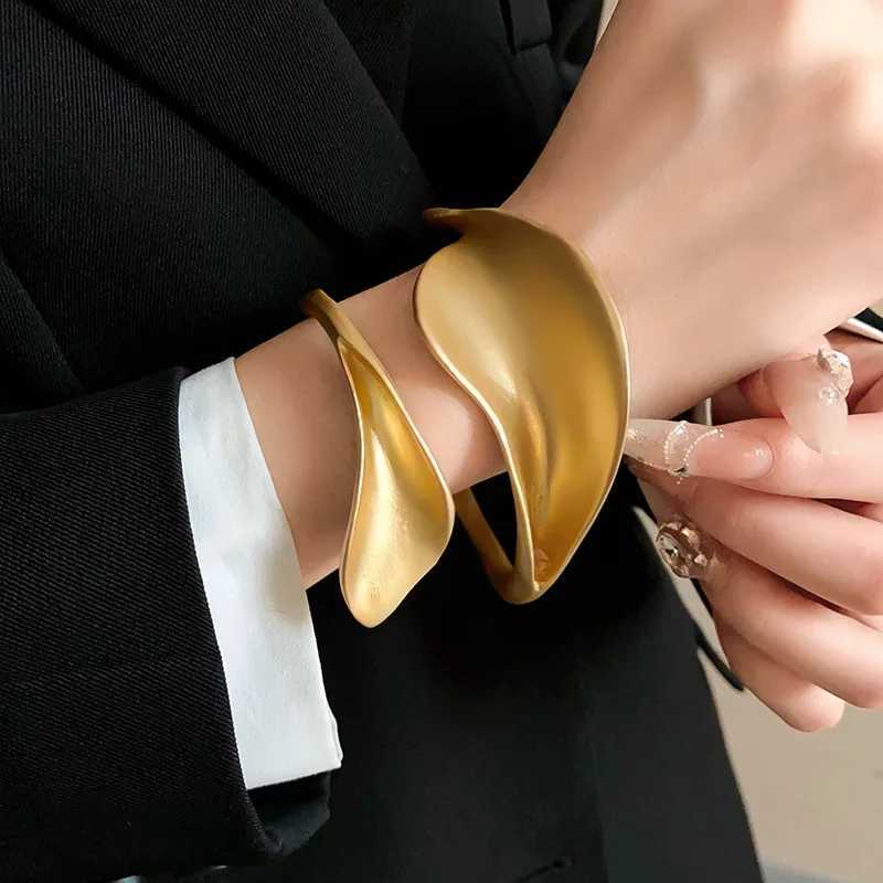 Vintage Frosted Metal Leaf Opening Bangles for Women Punk Gold Silver Color Metal Wide Cuff Bracelets Hiphop Jewelry GiftX240925