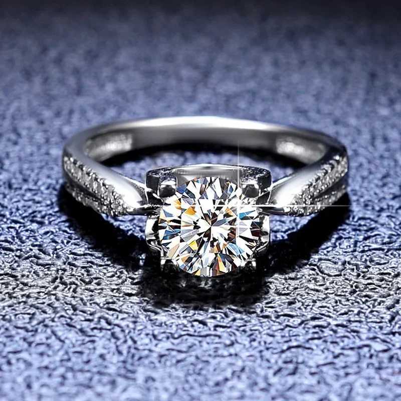Luxury PT950 Platinum Ring Womens Wedding Band Exquisite Jewelry Round VVS 1 Carat Moissanite Diamond Ring High End Accessories W240925