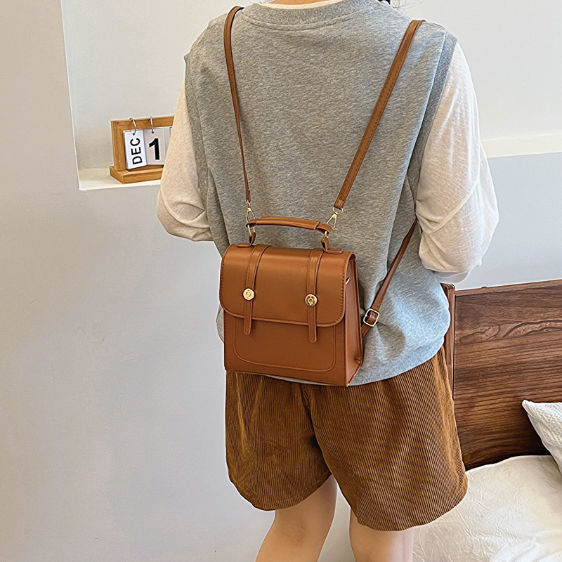Designer backpack with large capacity and fashionable temperament, 2024 autumn new Western style casual bag, women's minimalist bag trend