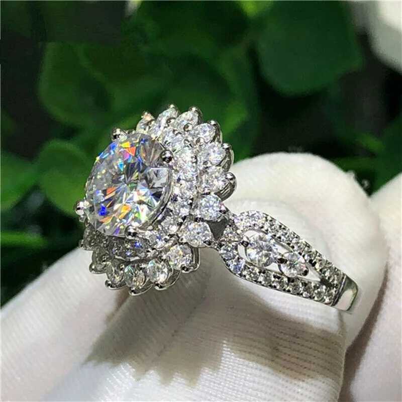 Exquisite Silver Womens Wedding Ring Luxury Fashion Inlaid White Zircon Party Engagement Ring Jewelry W240925