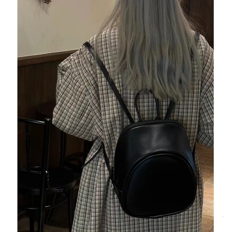 2024 new designer backpack, new Korean niche large capacity casual backpack, simple women's commuting women's soft leather bag