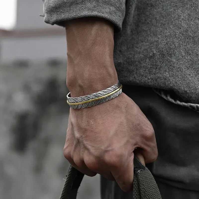 Vintage Carved Pattern Feather Bangle Bracelet Creative Design Opening Adjustable Men and Womens ModelsX240925