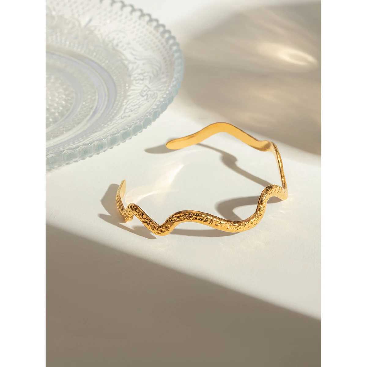 Beach Summer 18K PVD Plated Stainless Steel Minimalist Wavy Hammer Grain Open Bracelet Bangle Rust Proof Attractive JewelryX240925