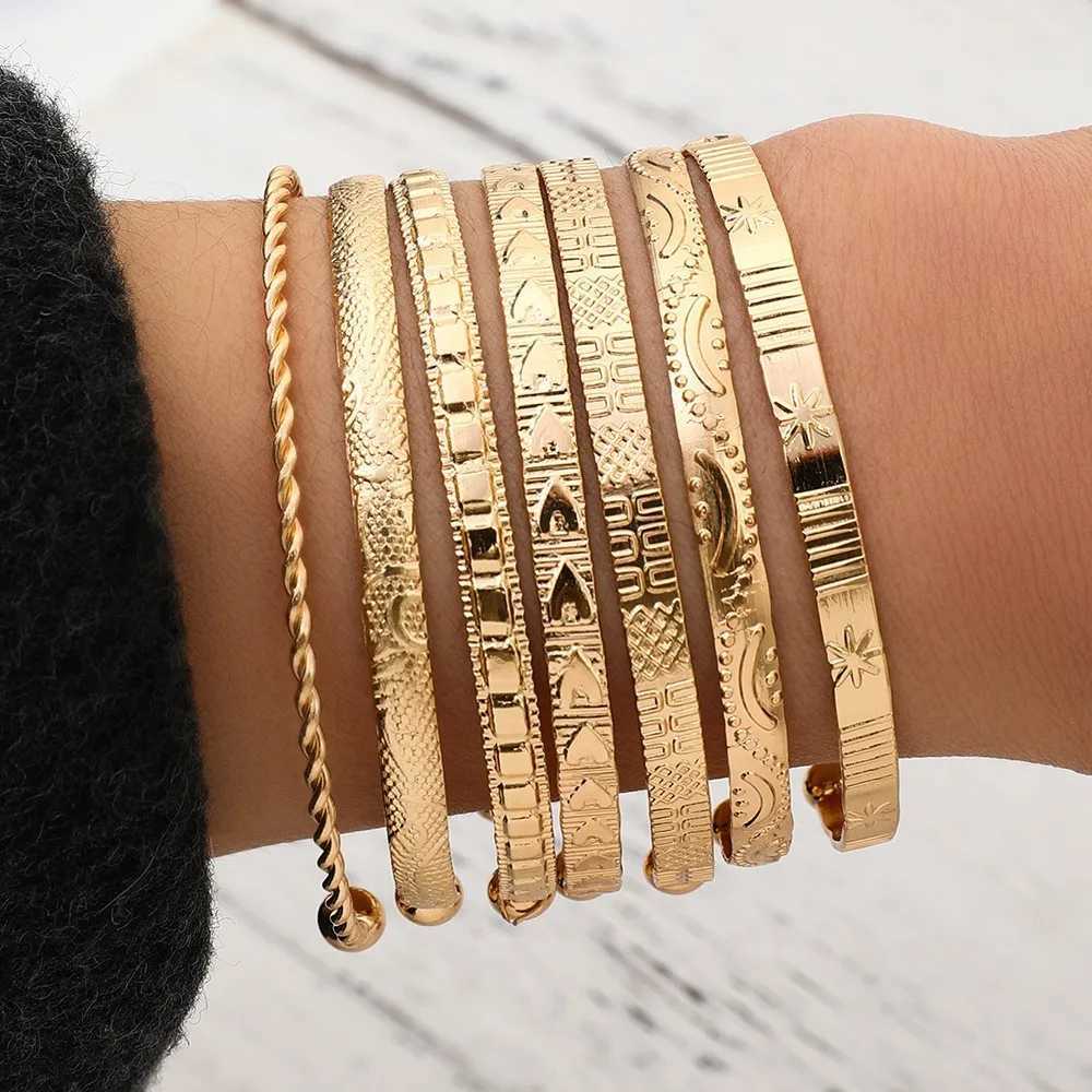 Vintage Gold Color Metal Bangle for Women Star Heart Geometric Relief Pattern Opening Bracelet Fashion Jewelry Gift 2024X240925