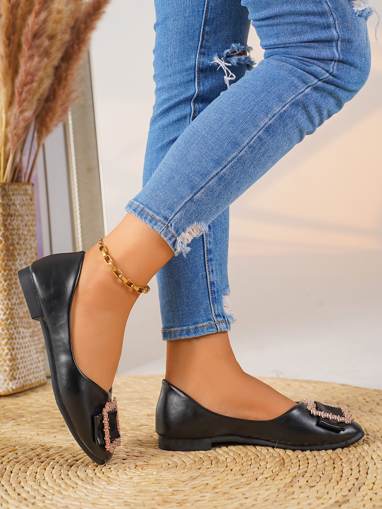 Women's Flat Sandals with Chic Design - Perfect for Everyday Wear