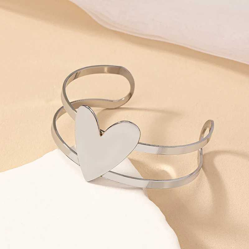 1 Simple and Versatile Niche Exaggerated High-end Cool Style Open Heart BraceletX240925