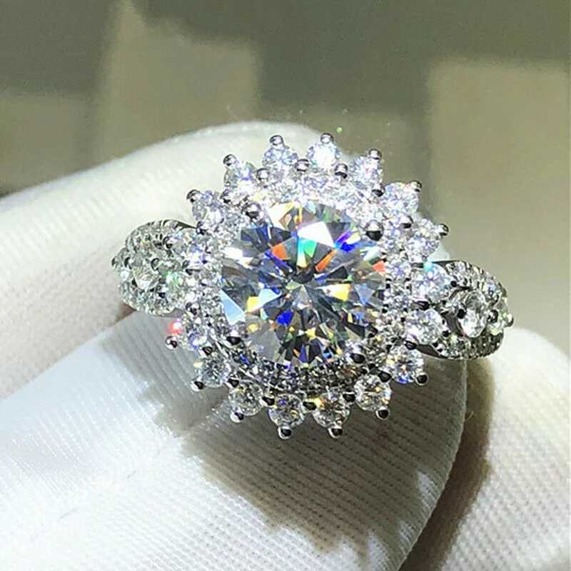 Exquisite Silver Womens Wedding Ring Luxury Fashion Inlaid White Zircon Party Engagement Ring Jewelry W240925