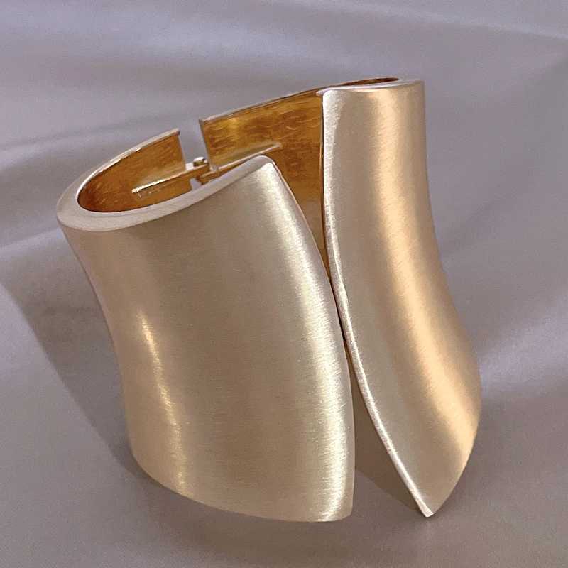 Exaggerated Chunky Heavy Metal Bracelet Bangle for Women Punk Goth Irregular Wide Gold Color Open Bracelet Party Jewelry BijouxX240925