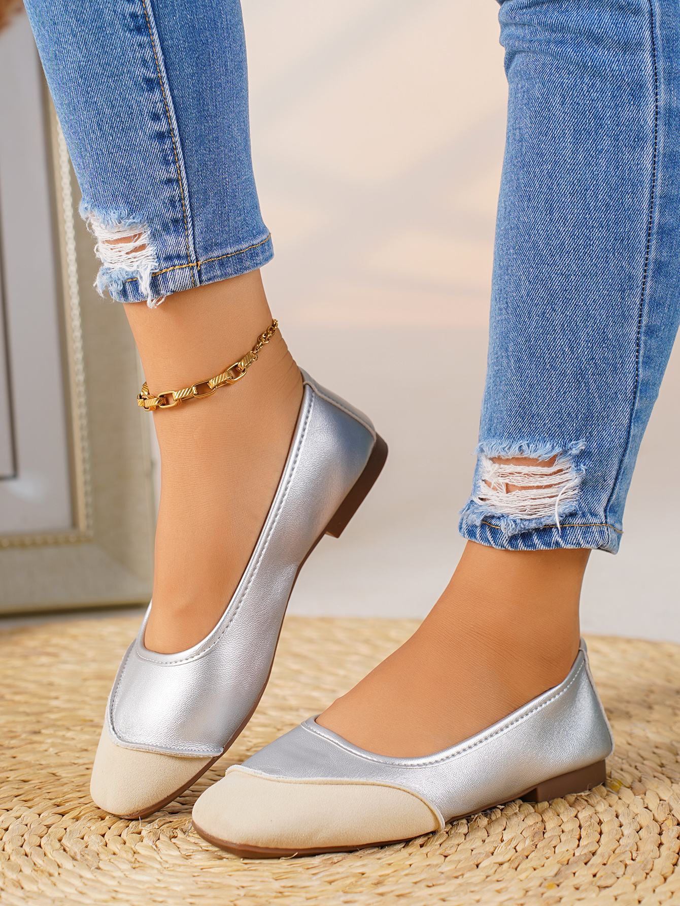 Elegant Ladies' Flat Sneakers - Versatile Design for Any Occasion