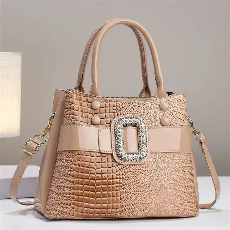 New free shipping designer bag 2024 Bright Leather Handbag Large Capacity Cross Single Shoulder er Womens Bag 240923