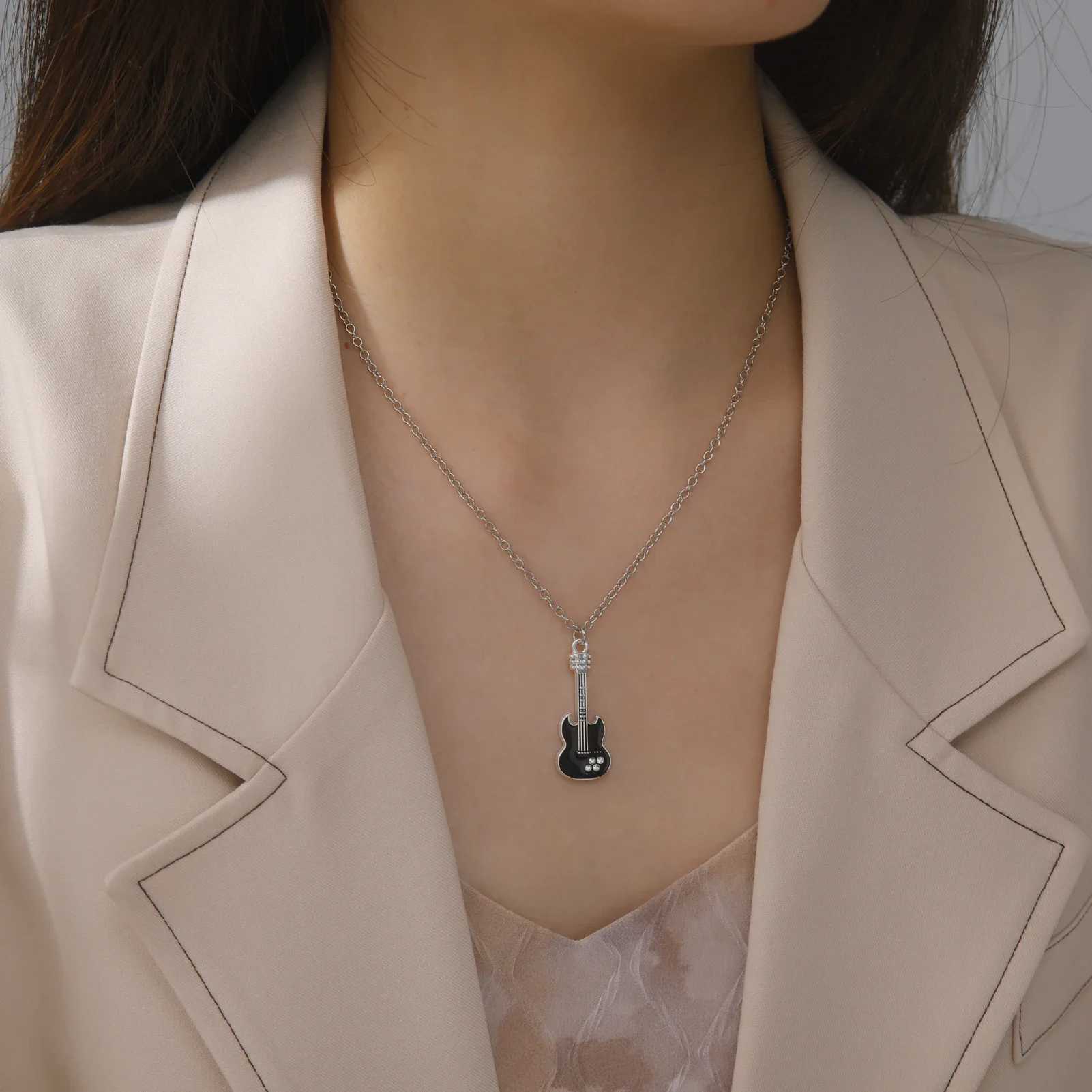 Skyrim Electric Guitar Necklace Music Black Enamel Chain Rock Pop Classic Crystal Zircon Gift Mens and Womens JewelryX240924