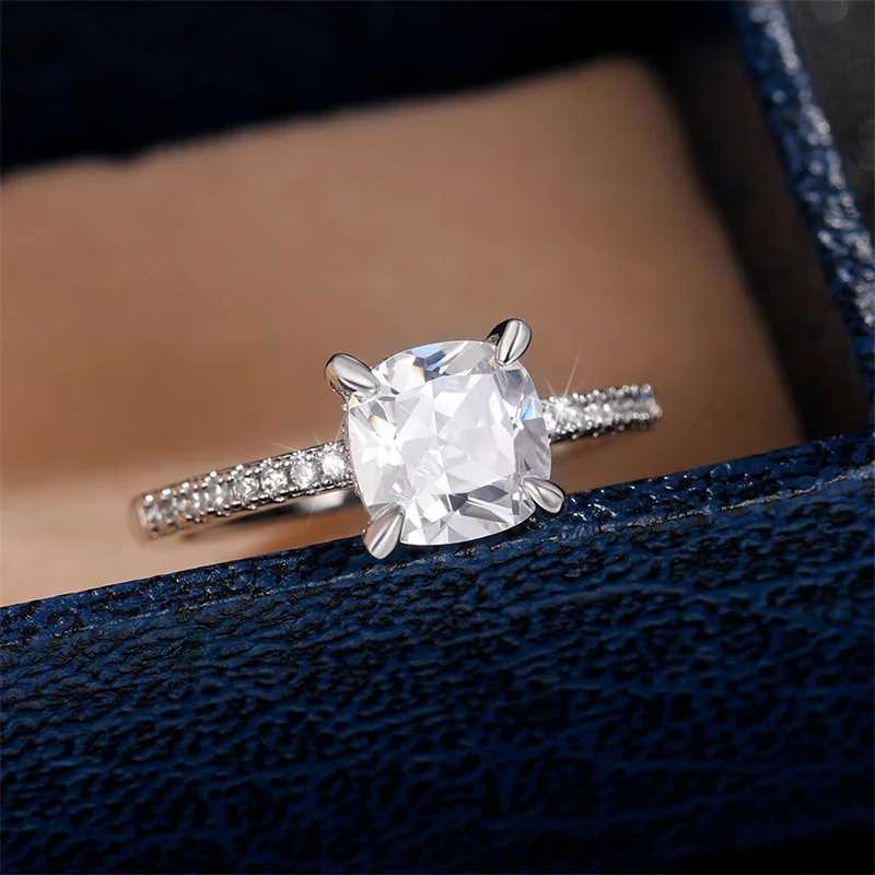 Huitan Crystal Cube Zirconia Wedding Ring Series Womens High Quality Silver Engagement Band Fashion Jewelry Wholesale W240925