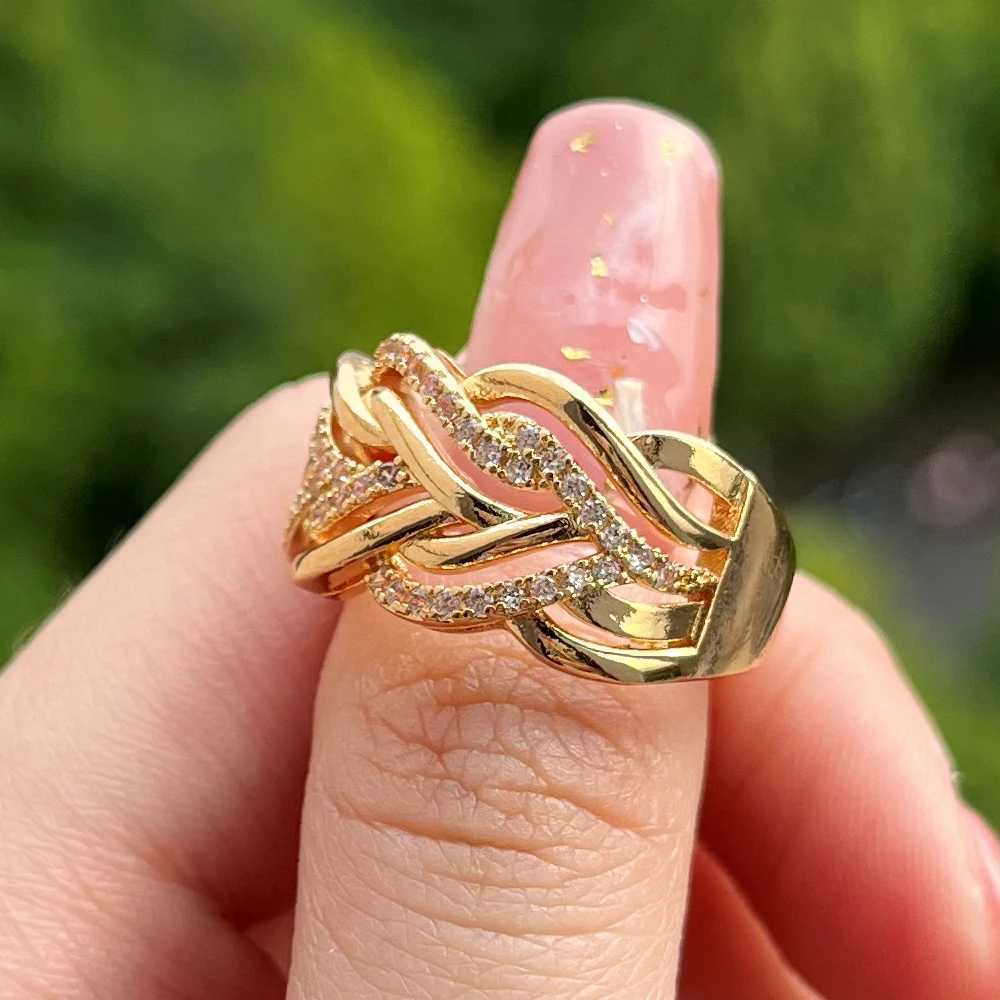 Huitan Hot Trend Gold Color Rings for Women Twist Design Luxury Inlaid Shining CZ Fashion Luxury Wedding Engagement Jewelry Bulk W240925