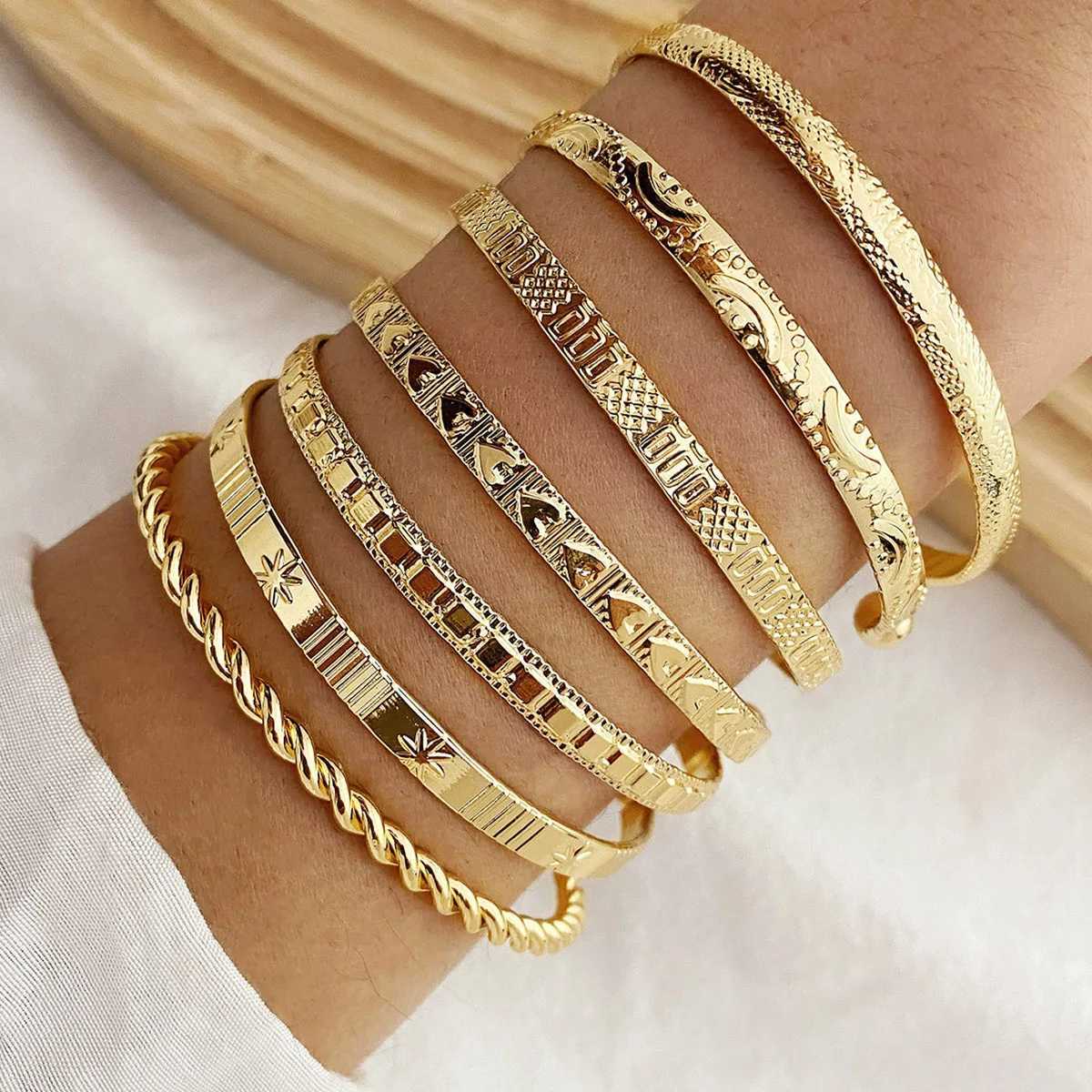 Vintage Gold Color Metal Bangle for Women Star Heart Geometric Relief Pattern Opening Bracelet Fashion Jewelry Gift 2024X240925