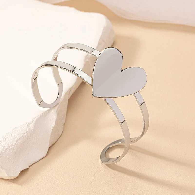 1 Simple and Versatile Niche Exaggerated High-end Cool Style Open Heart BraceletX240925