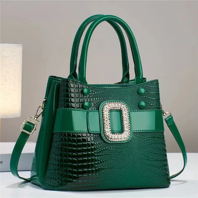 New free shipping designer bag 2024 Bright Leather Handbag Large Capacity Cross Single Shoulder er Womens Bag 240923