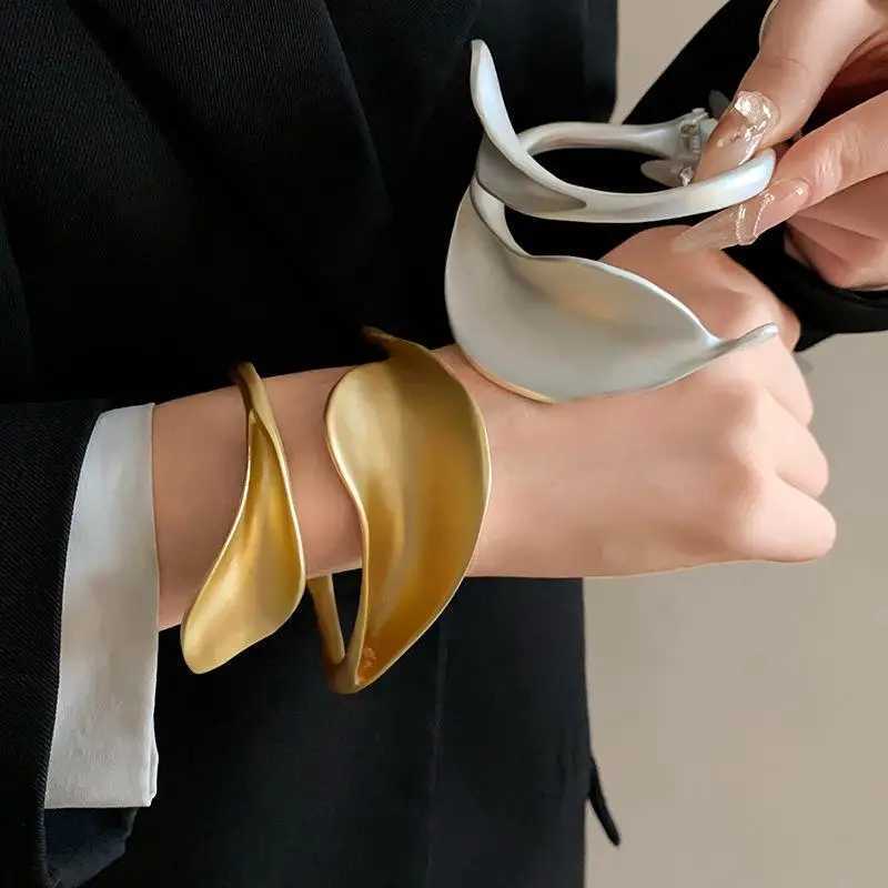 Vintage Frosted Metal Leaf Opening Bangles for Women Punk Gold Silver Color Metal Wide Cuff Bracelets Hiphop Jewelry GiftX240925