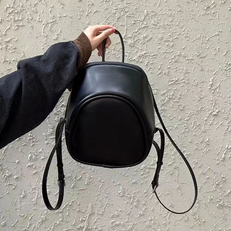 2024 new designer backpack, new Korean niche large capacity casual backpack, simple women's commuting women's soft leather bag