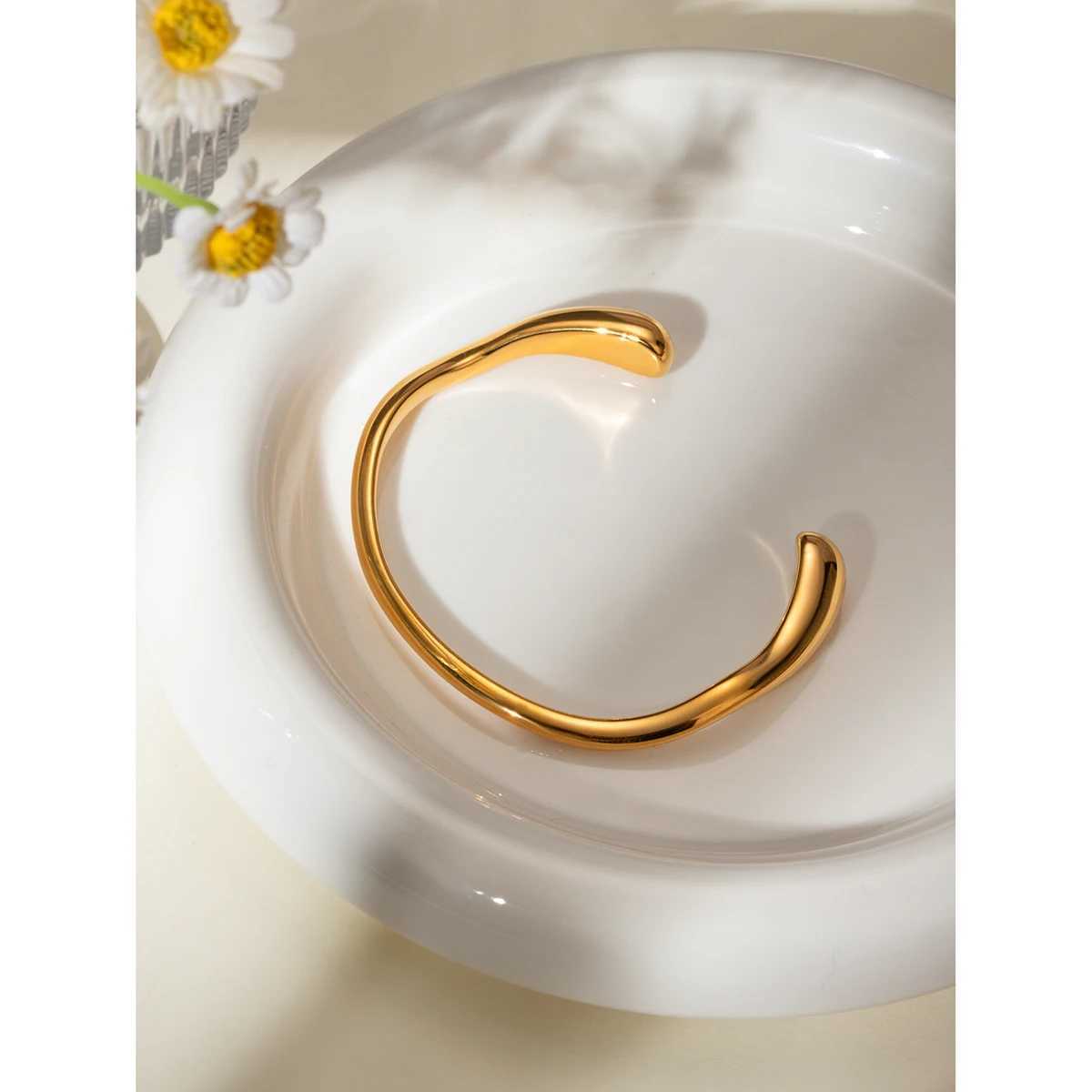 18K PVD Plated Stainless Steel Round Smooth Minimalist Fine Polished Open Bracelet Bangle Rust Proof Metal Attractive JewelryX240925