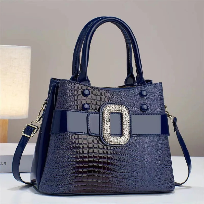 New free shipping designer bag 2024 Bright Leather Handbag Large Capacity Cross Single Shoulder er Womens Bag 240923