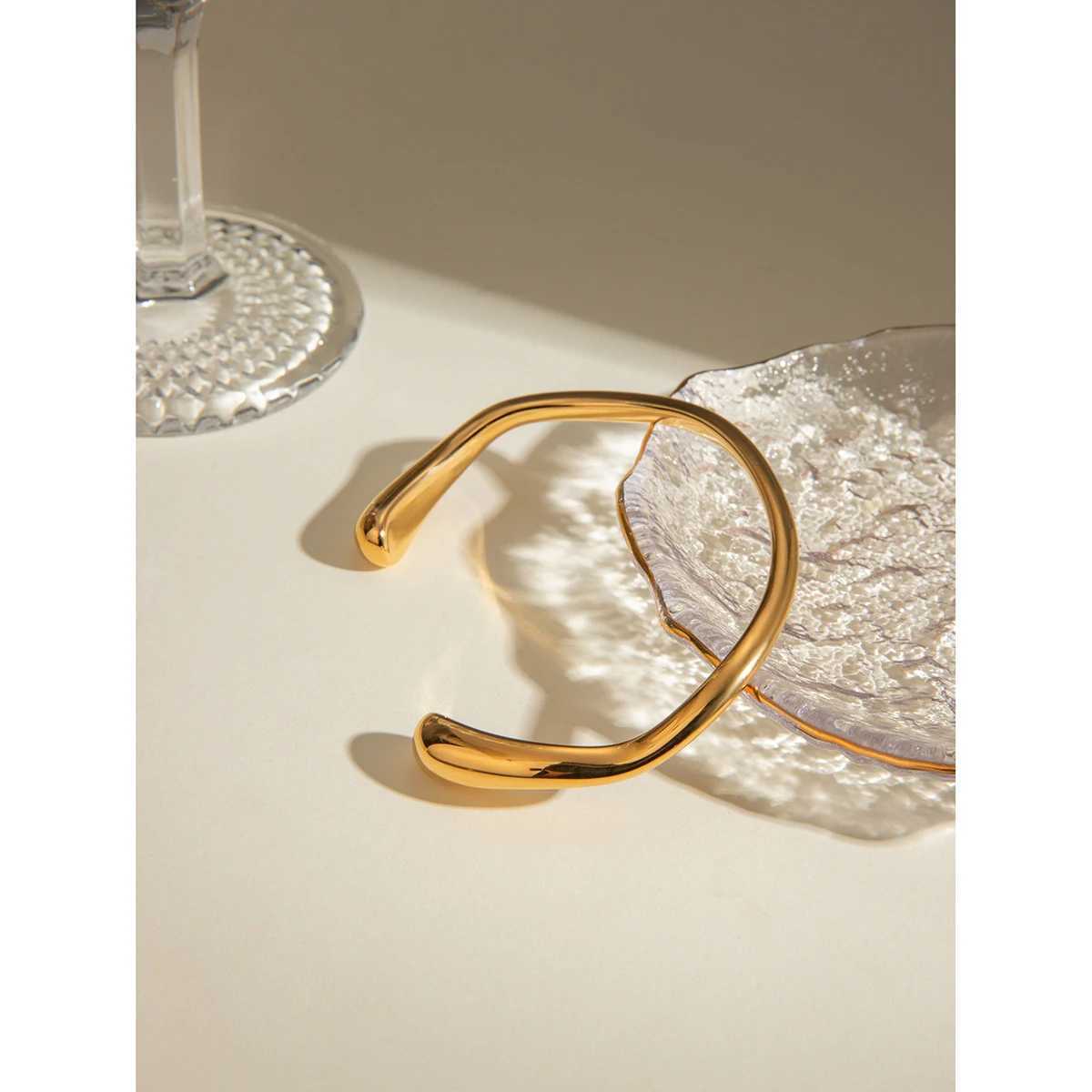 18K PVD Plated Stainless Steel Round Smooth Minimalist Fine Polished Open Bracelet Bangle Rust Proof Metal Attractive JewelryX240925