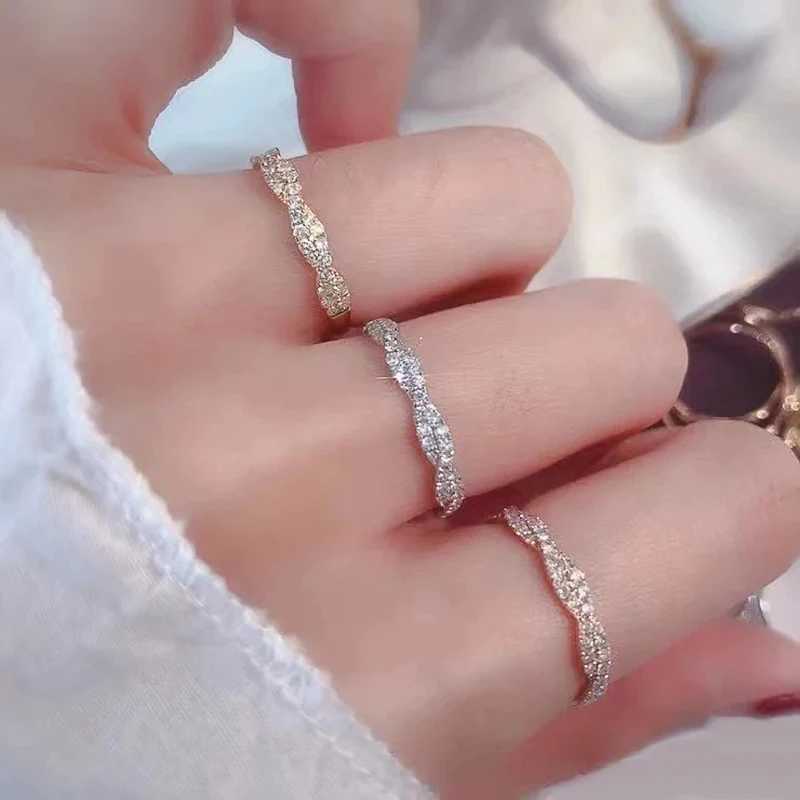 Huitan Exquisite Womens Twisted Band Ring with Sparkling Cubic Zirconia Declaration Womens Wedding Jewelry W240925
