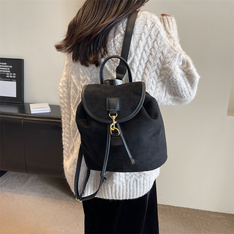 2024 New Designer Backpack Women's Large Capacity Western Velvet Multi functional Leisure Small Backpack