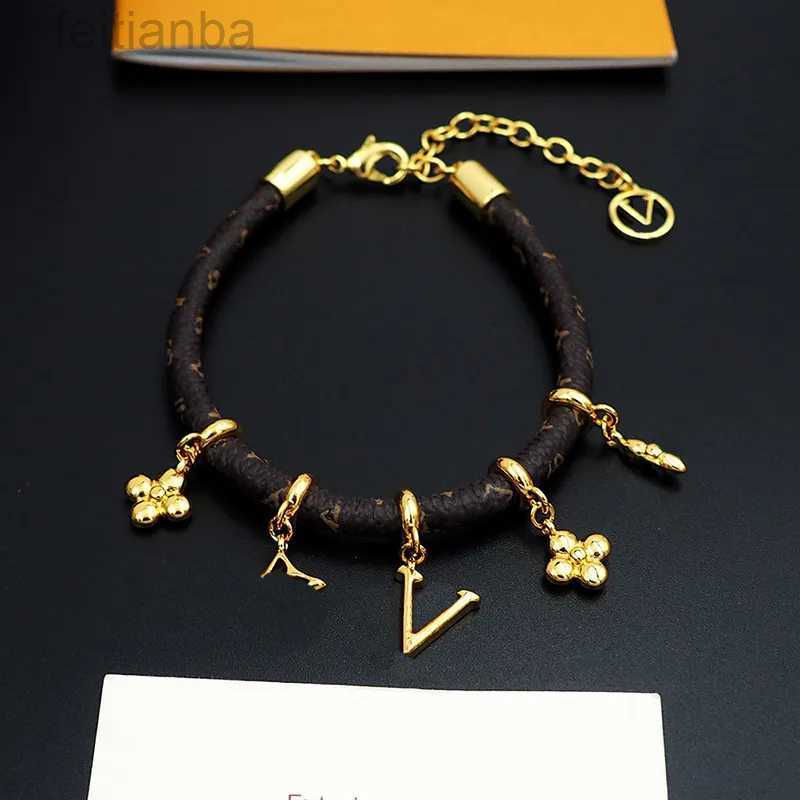 Designer 2024 Luxury Pendants Bracelet Leather Printed Charm Bracelets Designer Alloy Letters Flowers Hand Strap Unisex Fashion Bracelets Womens Mens Chains Bang