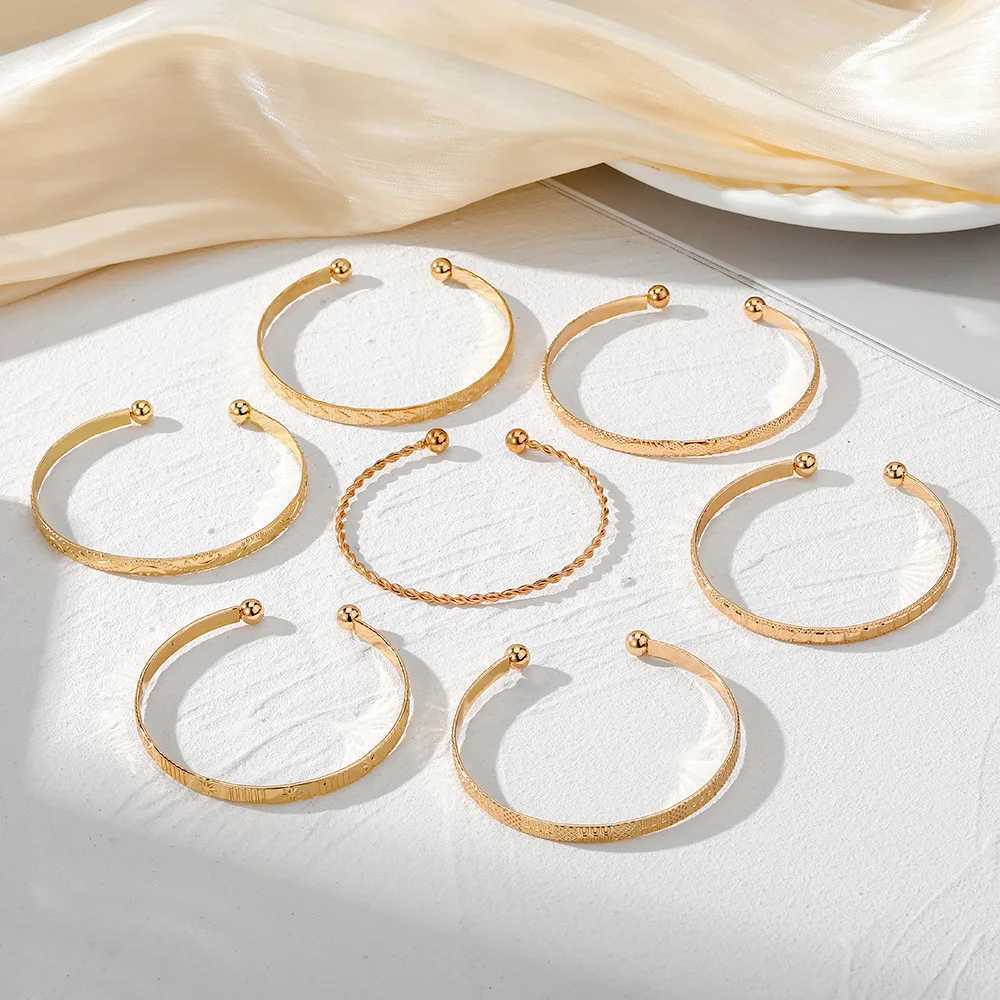 Vintage Gold Color Metal Bangle for Women Star Heart Geometric Relief Pattern Opening Bracelet Fashion Jewelry Gift 2024X240925
