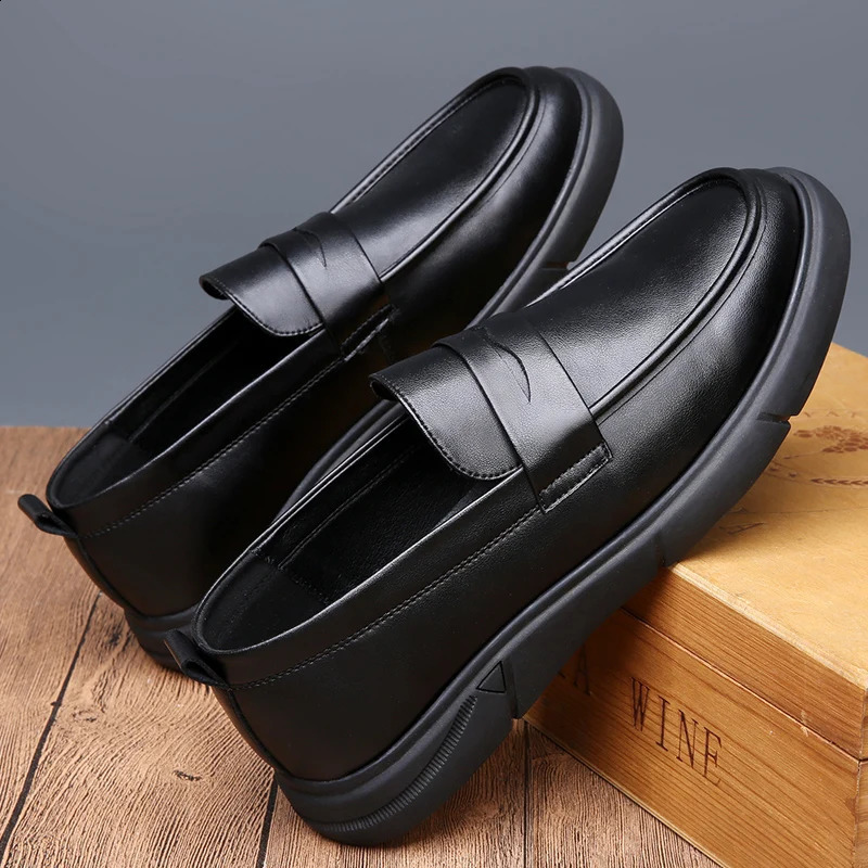 Sell Moccasins Fashion Man Loafers Casual Leather Shoes Handmade Men Flats Lightweight Driving Shoes Leisure Walk Boat Shoes 240924