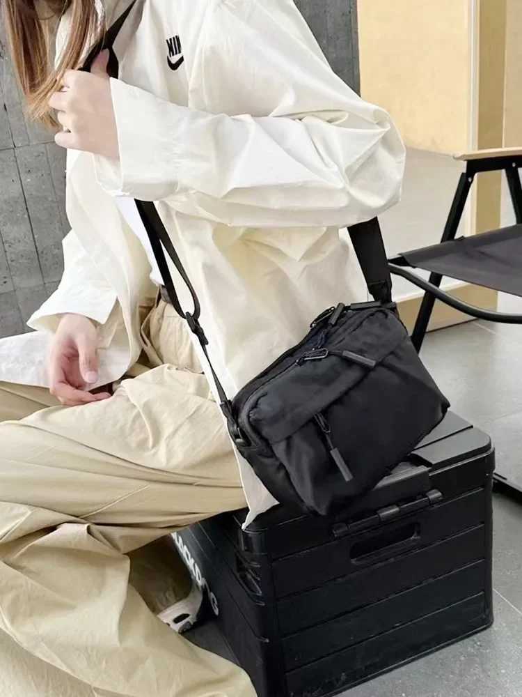 Causal Mens Travel Shoulder Bag INS Trend Waterproof Nylon Zipper Small Man Bag Square Crossbody Bags for Men Sacoche Homme Z240924