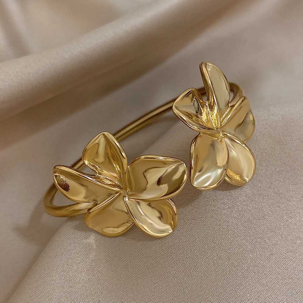 Cute Big Metal Flower Cuff Bracelet for Women Girls Fashion Simple Stainless Steel Floral Open Bangle Waterproof Jewelry GiftsX240925