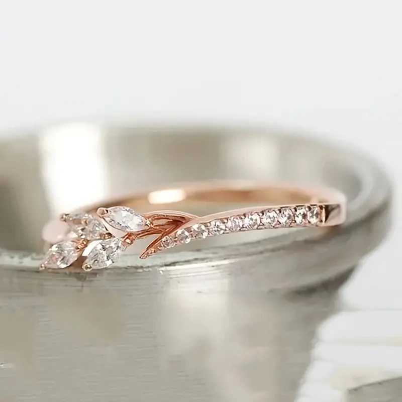 Huitan 925 sterling silver unique design ring with Filigree Leaf CZ aesthetic accessories gorgeous engagement and wedding jewelry W240925
